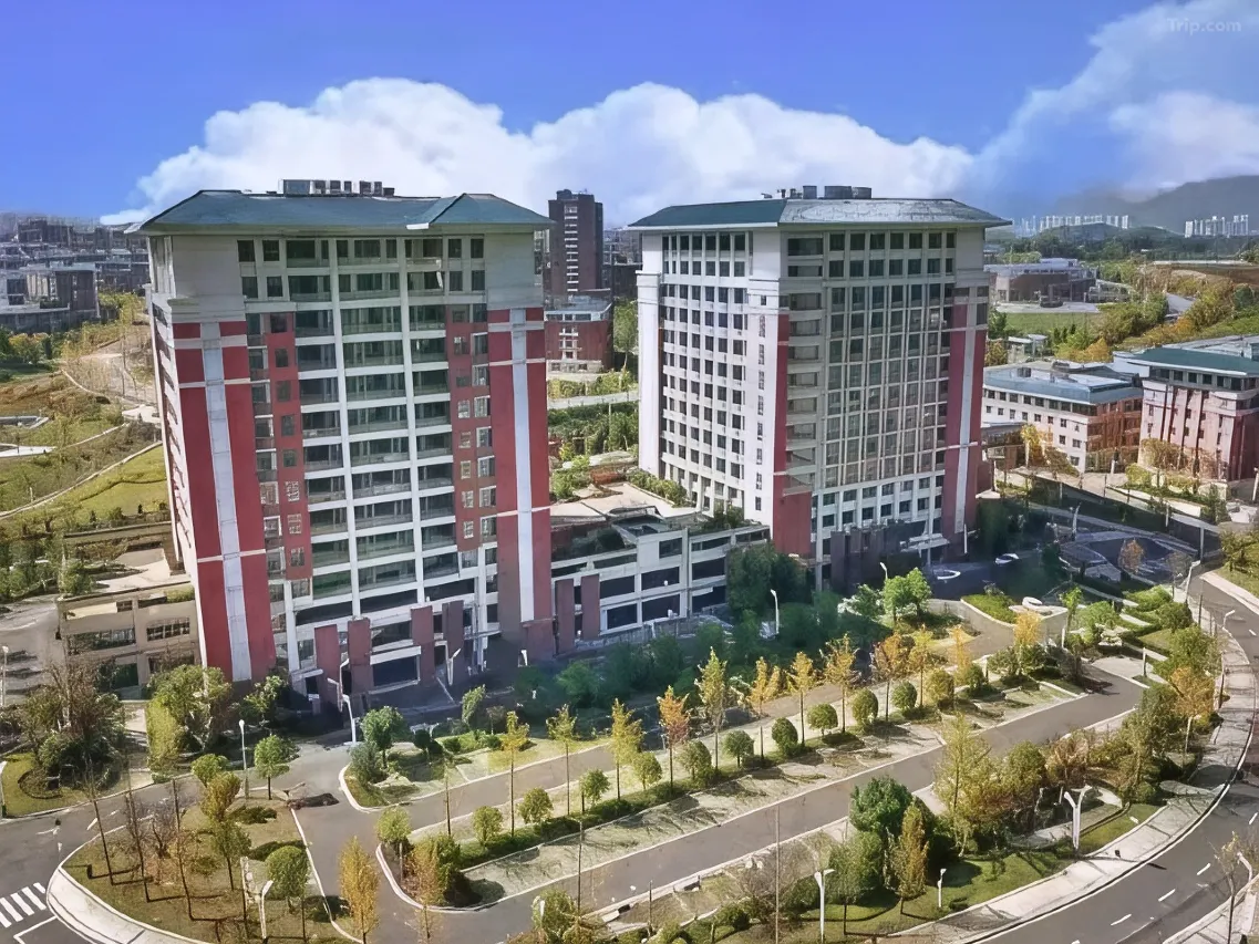 贵州寰宇洞察智库咨询集团遵义培训基地外观侧面 - 航拍全景园区开阔生态